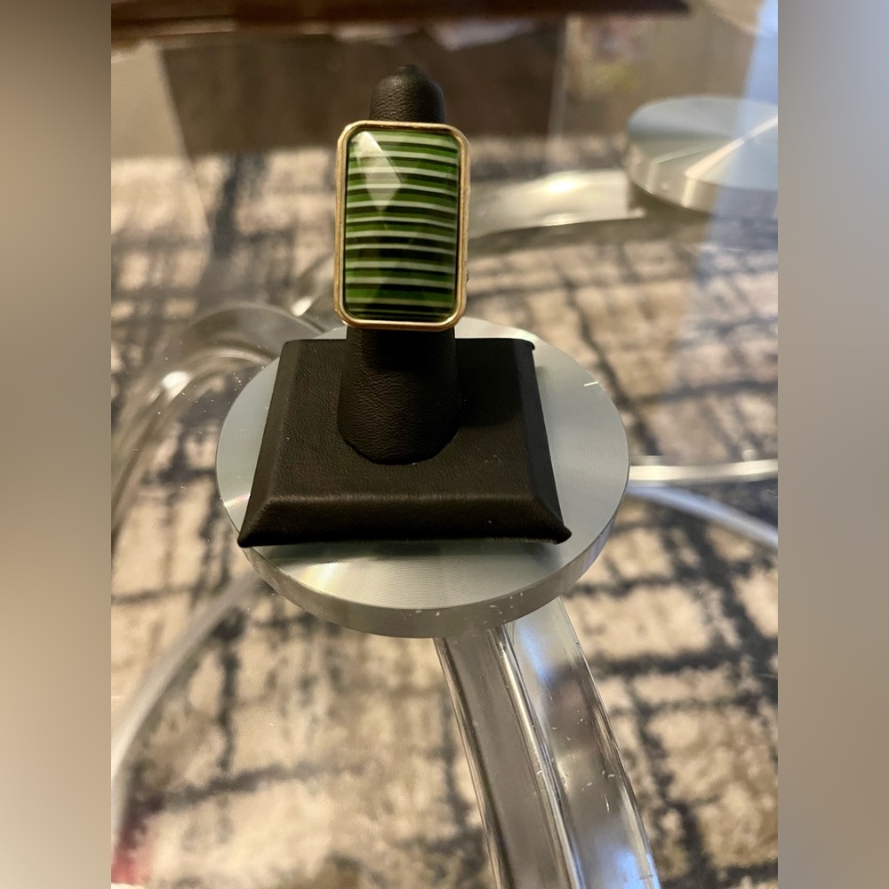 NWOT -Stretch band ring - green stone w/gold band